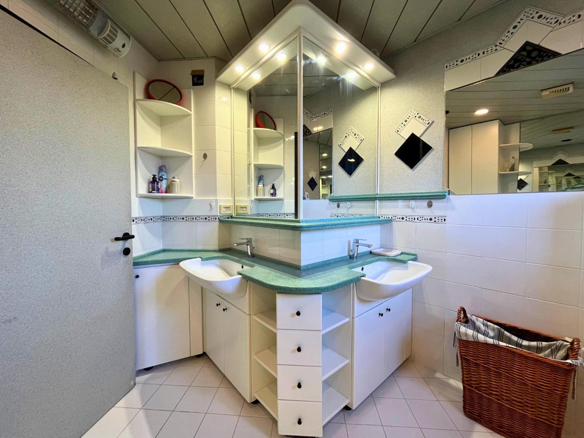 Leo Apartment